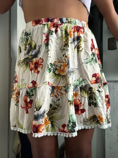 Falda corta floral con cordón ajustable - miniatura 2