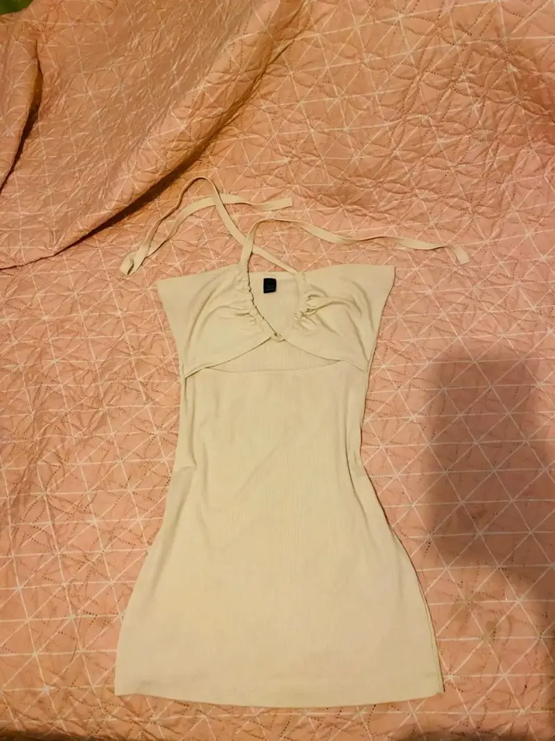 Vestido corto beige sin tirantes