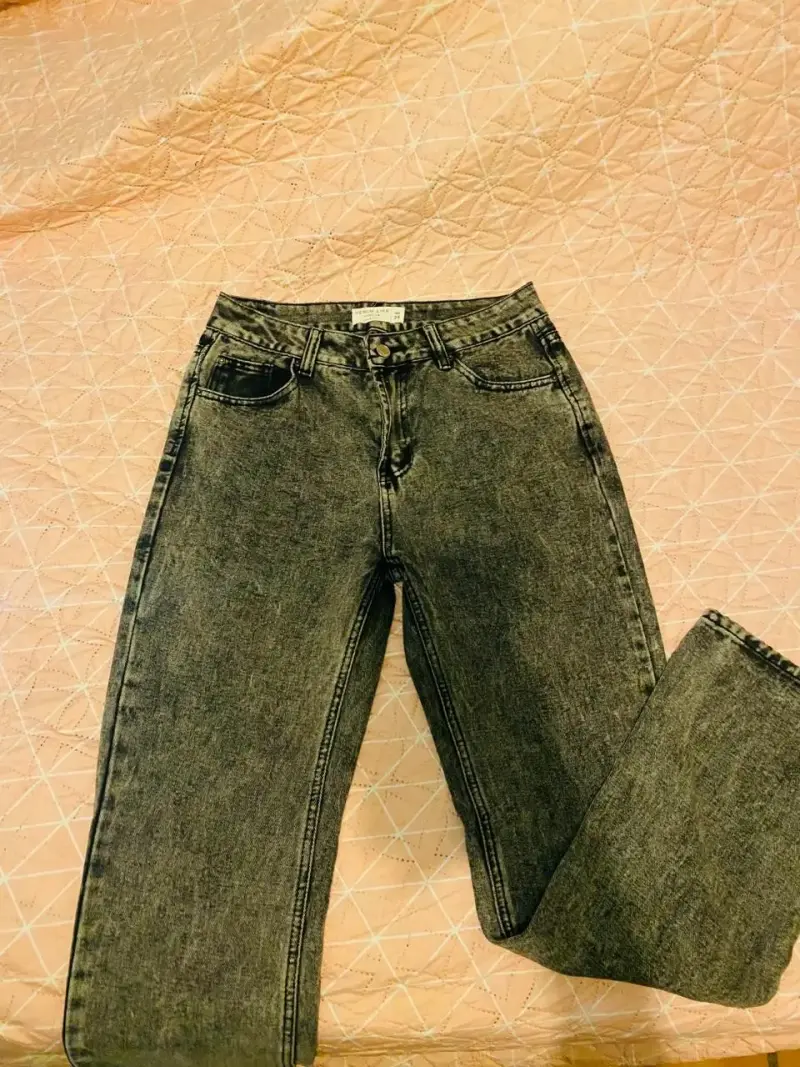 Jeans gris oscuro de mezclilla para mujer