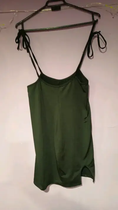 Vestido corto verde con tirantes ajustables - miniatura 1