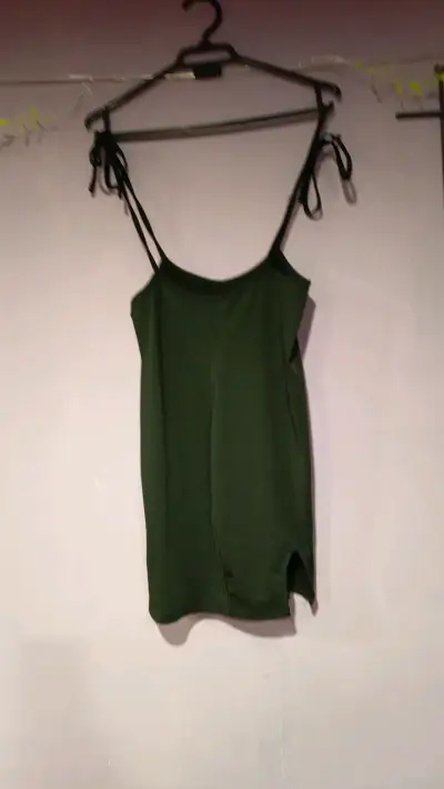 Vestido corto verde con tirantes ajustables - miniatura 2
