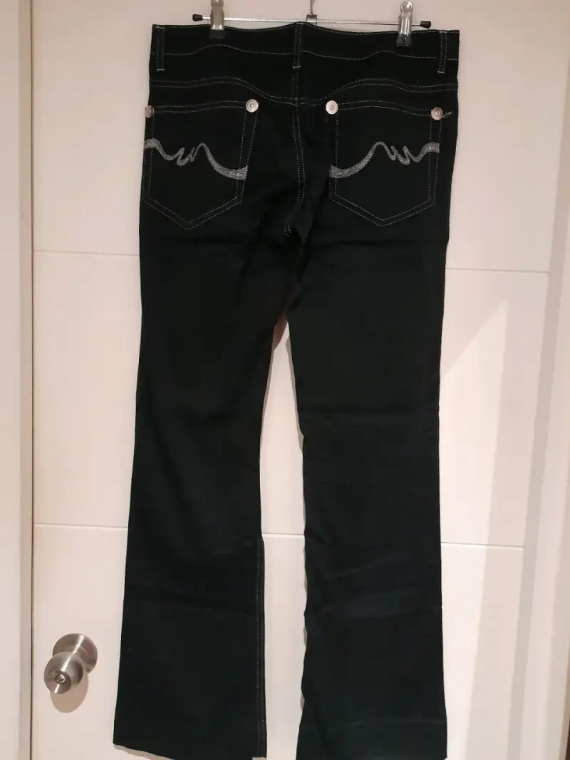 Jeans negros de mujer con bolsillos - 2