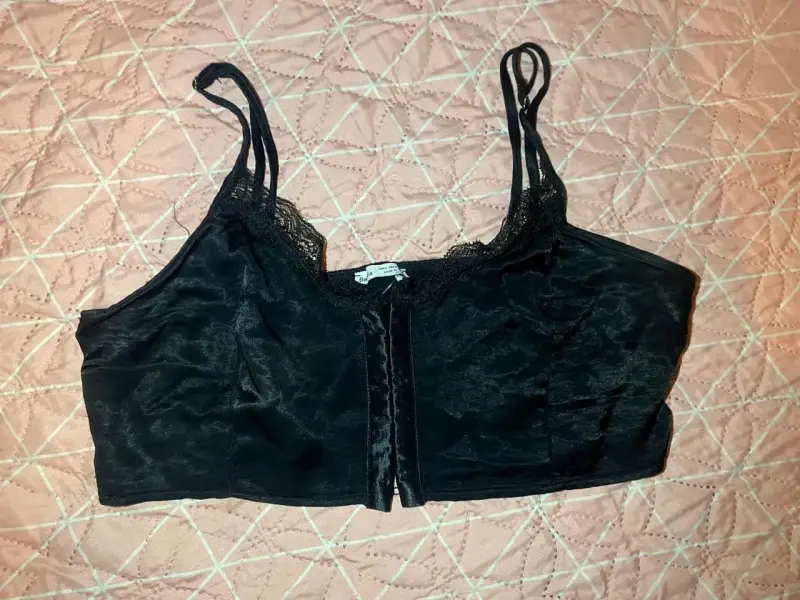 Top de encaje negro elegante