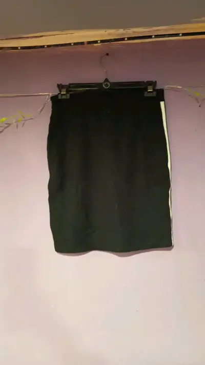 Falda negra casual para mujer - miniatura 1