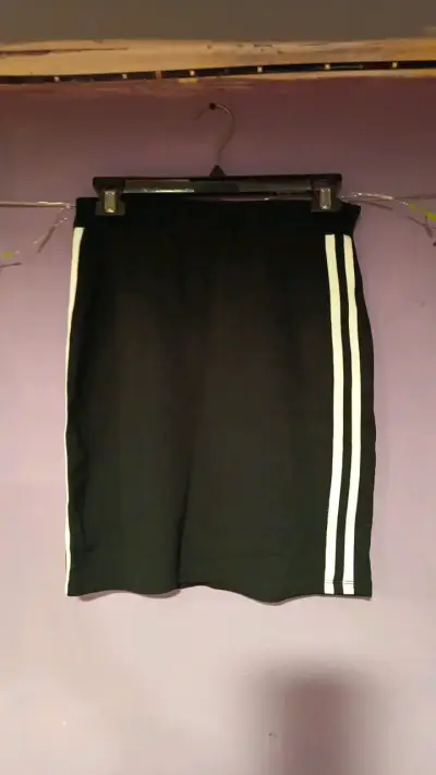 Falda negra casual para mujer - miniatura 2