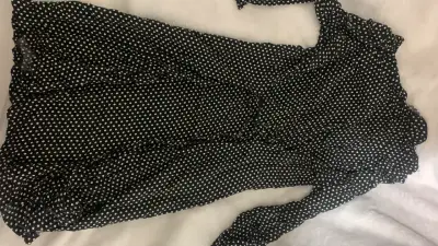 Vestido negro de lunares blancos - miniatura 2
