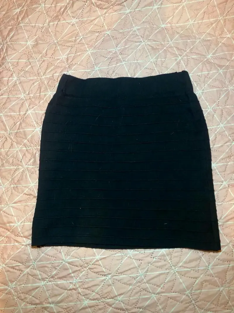 Falda corta negra de punto ajustado