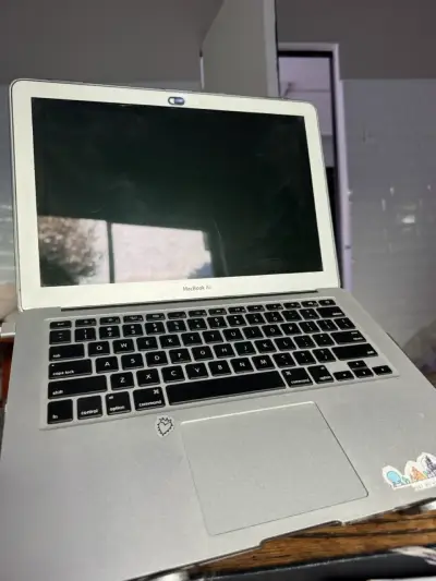 MacBook Air usado en buen estado - miniatura 1