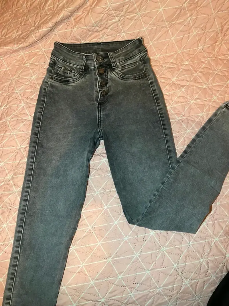Jeans gris de tiro alto con botones