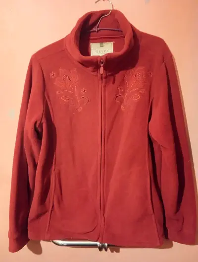 Chaqueta polar color Burdeo con bordado - miniatura 1
