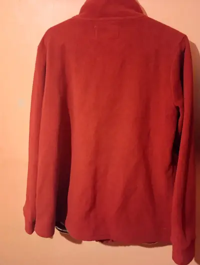 Chaqueta polar color Burdeo con bordado - miniatura 2