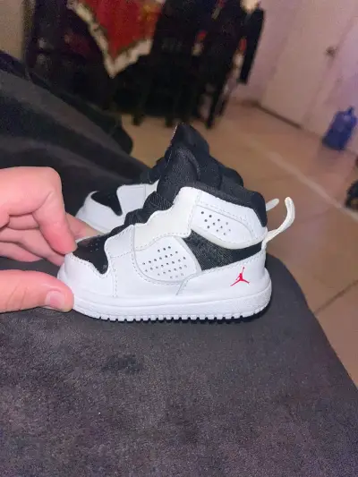 Zapatillas deportivas para bebé blancas y negras - miniatura 1