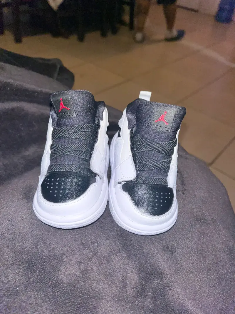 Zapatillas deportivas para bebé blancas y negras - 2