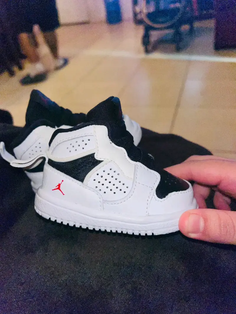 Zapatillas deportivas para bebé blancas y negras - 3