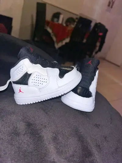 Zapatillas deportivas para bebé blancas y negras - miniatura 4