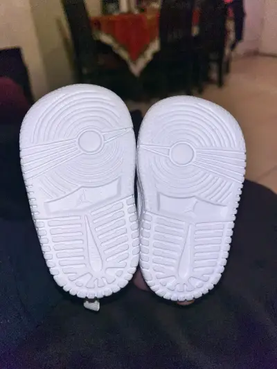 Zapatillas deportivas para bebé blancas y negras - miniatura 5