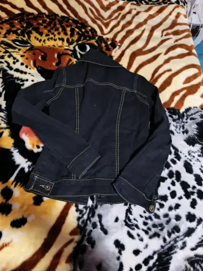 Chaqueta de mezclilla azul oscuro para mujer - miniatura 5