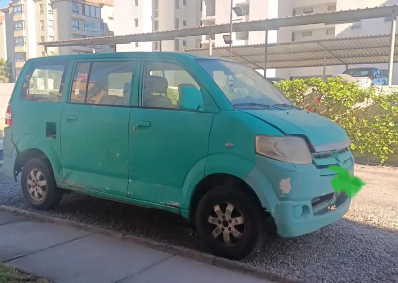 Minivan verde para proyecto o desarmé.