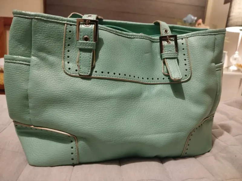 Bolso de cuero verde menta con hebillas