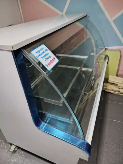Vitrina refrigerada para pastelería - miniatura 1