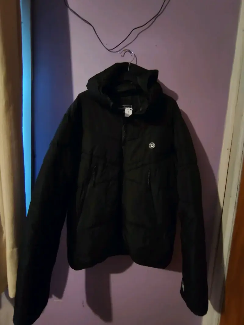 Casaca negra con gorro unisex