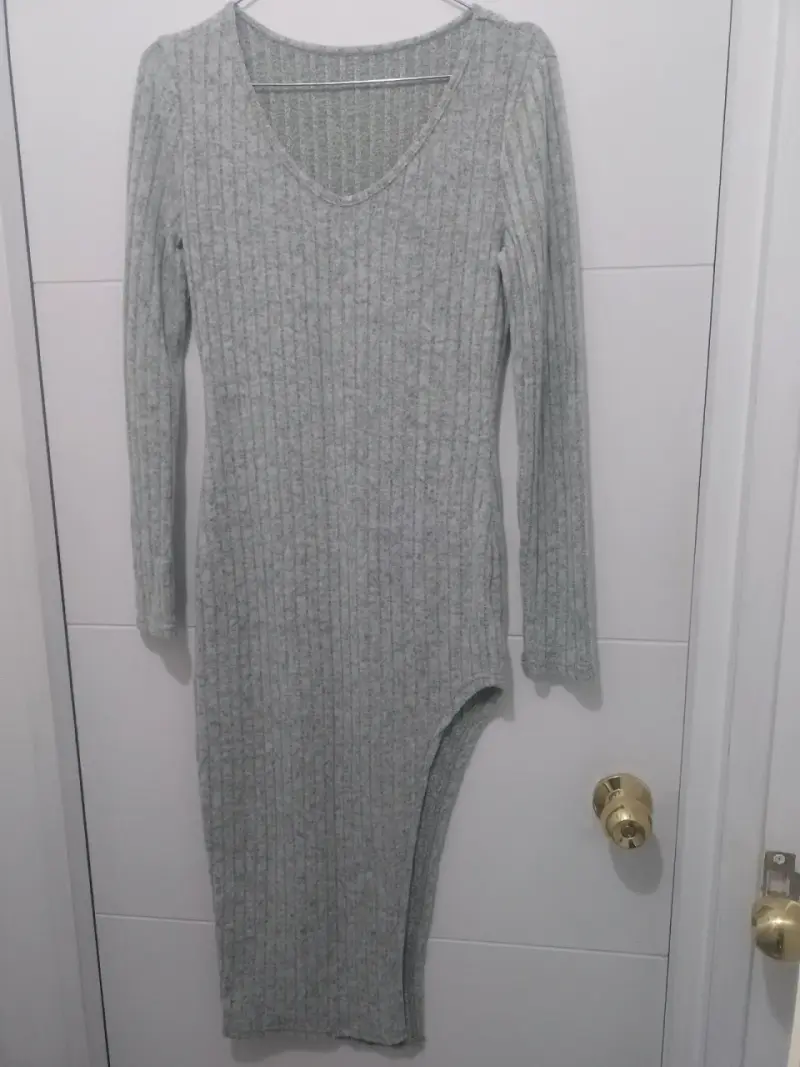 Vestido de punto gris con diseño asimétrico