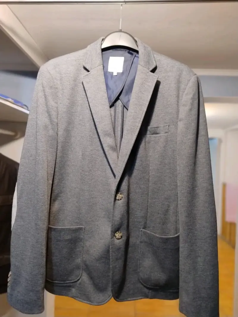 Blazer gris con coderas estilo casual - 3