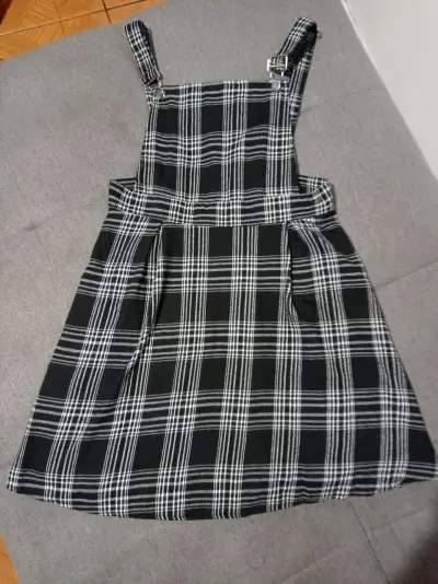 Vestido tipo jardinera a cuadros negro y blanco - miniatura 2