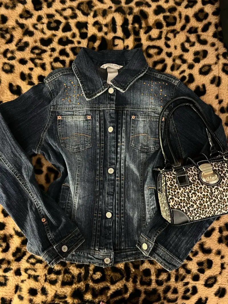 Chaqueta de mezclilla y2k con tachuelas
