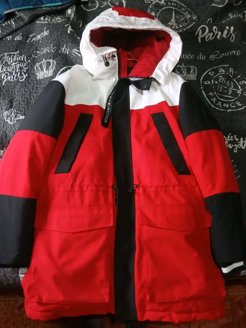 Parka Tommy Hilfiger roja y negra para invierno - 1