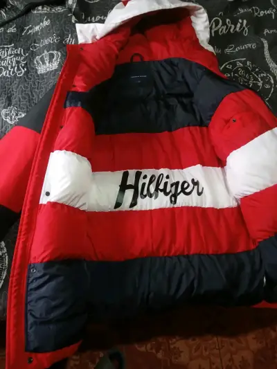 Parka Tommy Hilfiger roja y negra para invierno - miniatura 2