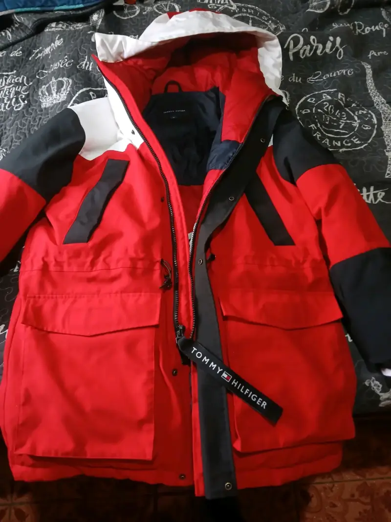 Parka Tommy Hilfiger roja y negra para invierno - 3