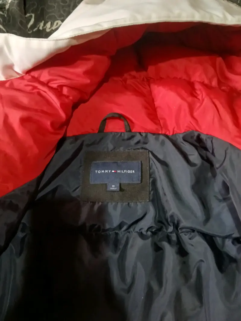 Parka Tommy Hilfiger roja y negra para invierno - 4