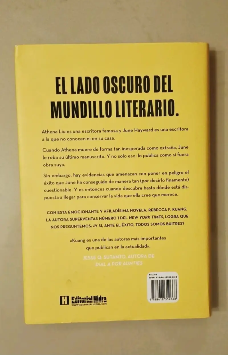 Libro 'Amarilla' de Rebecca F. Kuang. Tapa dura. - 2