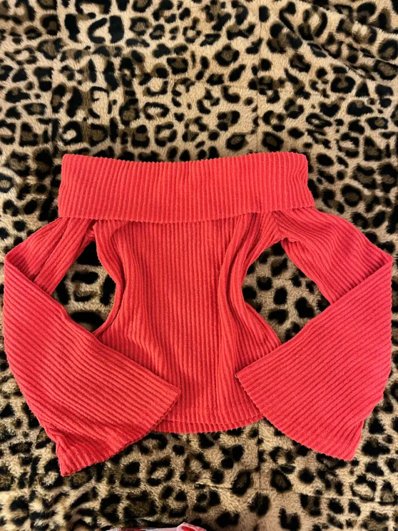 Suéter rojo de punto con mangas acampanadas