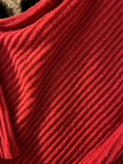 Suéter rojo de punto con mangas acampanadas - miniatura 2