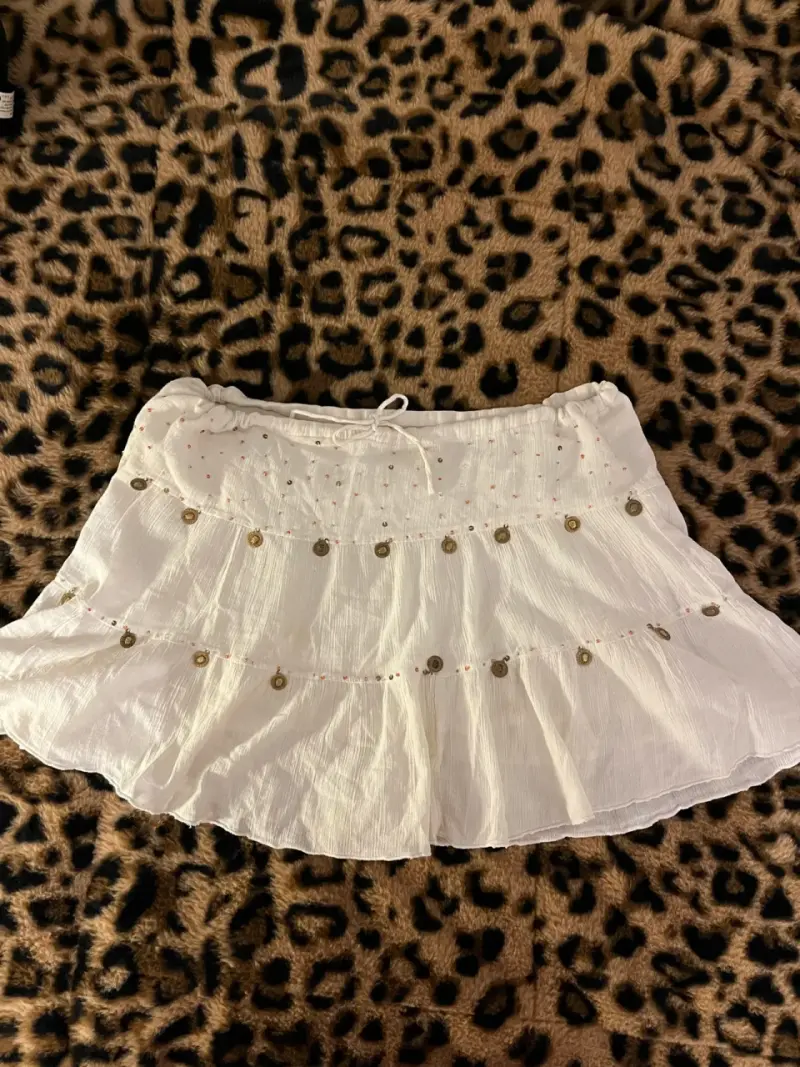 Falda corta blanca con detalles dorados