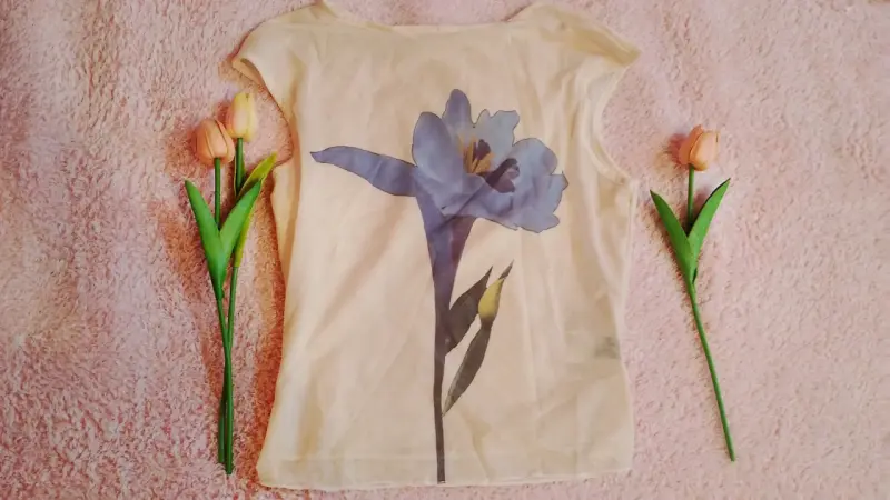 Polera beige con estampado de flor azul - 1