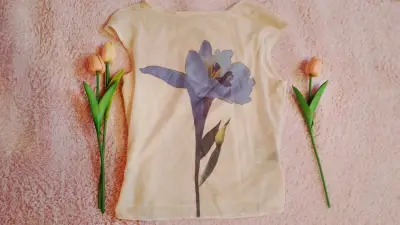 Polera beige con estampado de flor azul - miniatura 1