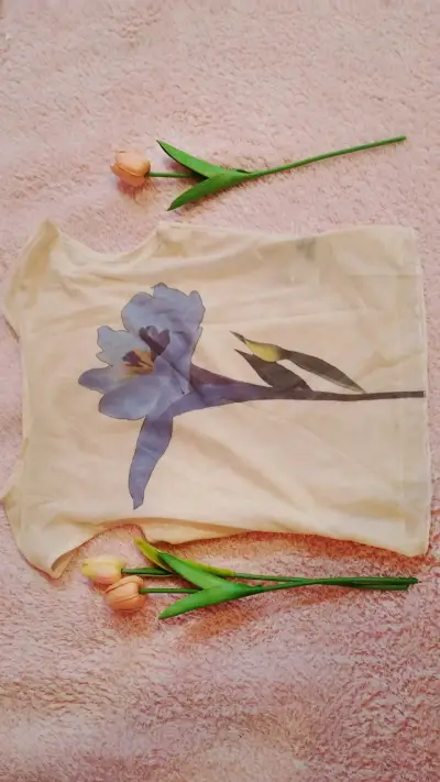 Polera beige con estampado de flor azul - miniatura 2