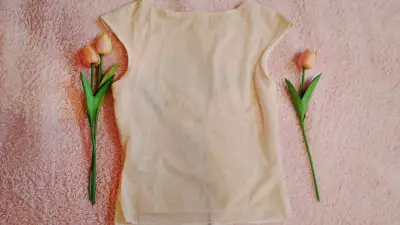 Polera beige con estampado de flor azul - miniatura 3