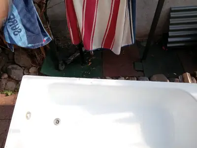 Tina de baño blanca en buen estado - miniatura 2