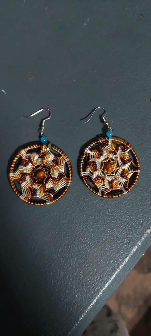 Aros artesanales tejidos en tonos tierra - 1