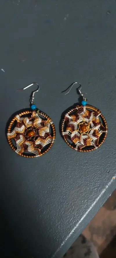 Aros artesanales tejidos en tonos tierra - miniatura 1