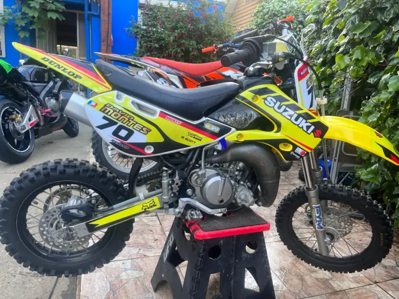 Moto Suzuki RM65 motocross amarilla - 1