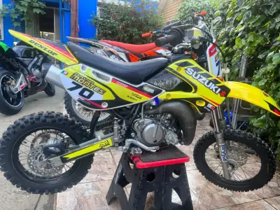 Moto Suzuki RM65 motocross amarilla - miniatura 1