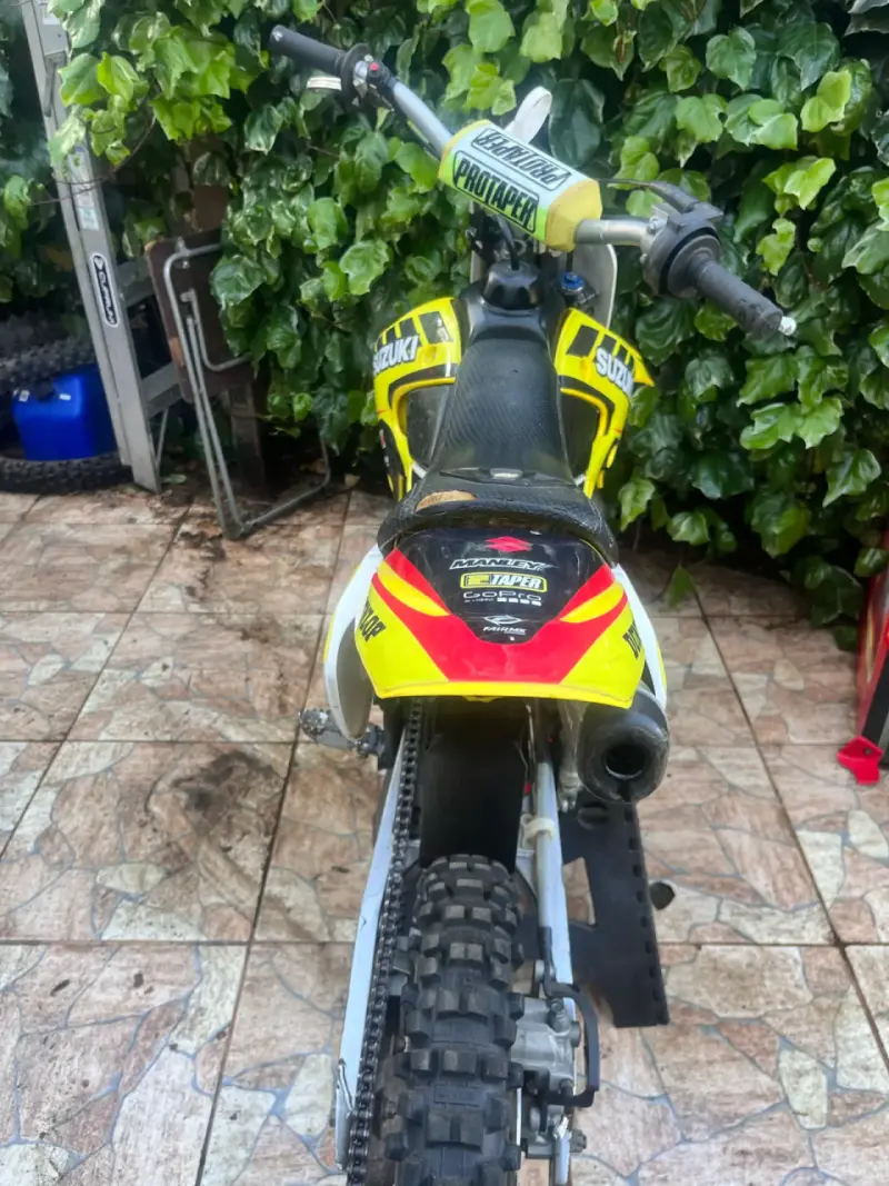 Moto Suzuki RM65 motocross amarilla - 2