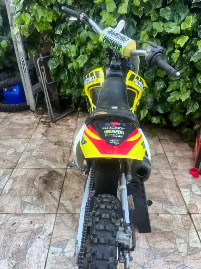 Moto Suzuki RM65 motocross amarilla - miniatura 2