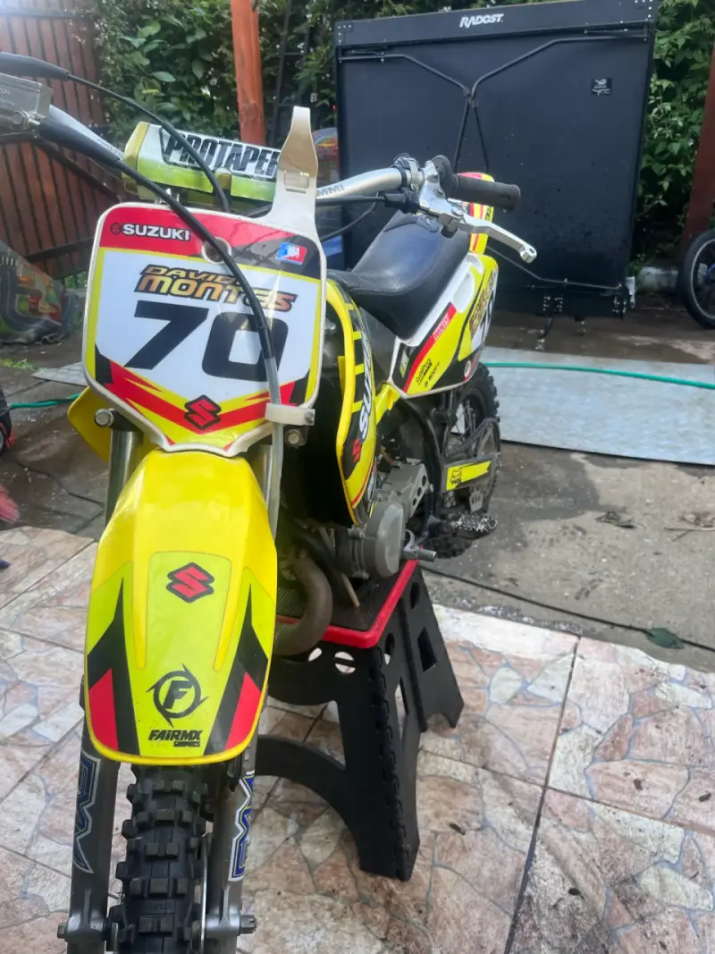 Moto Suzuki RM65 motocross amarilla - 3