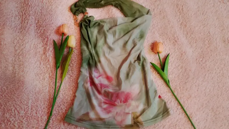 Top halter verde con estampado floral - 2